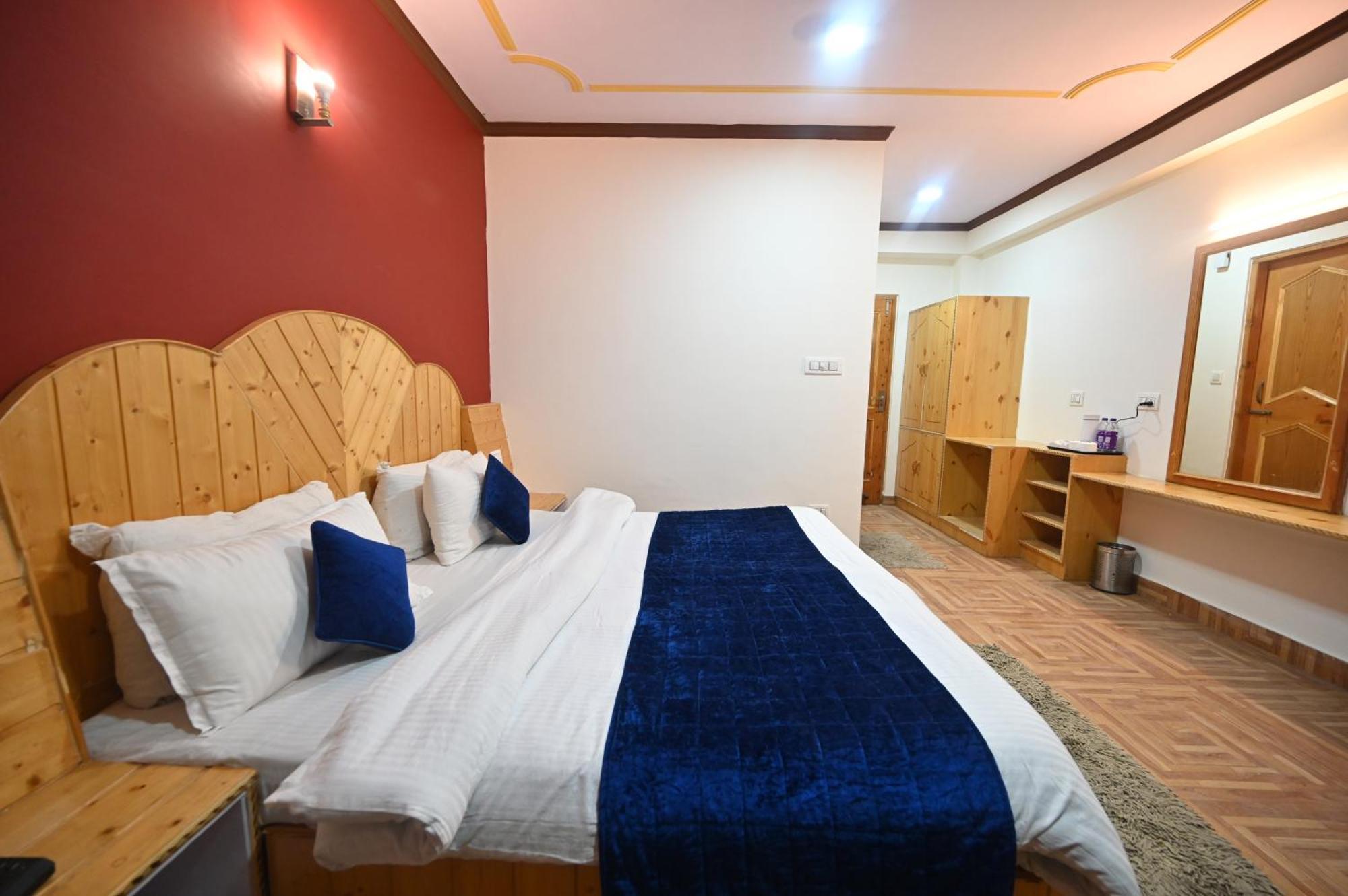 Krishana Cottage A Pure Veg !!!300 M From Hadimba Temple!!!Balcony Rooms!!!Veg Restaurant!!!Couple Friendly!!!Family Cottage!!! Manāli Zewnętrze zdjęcie