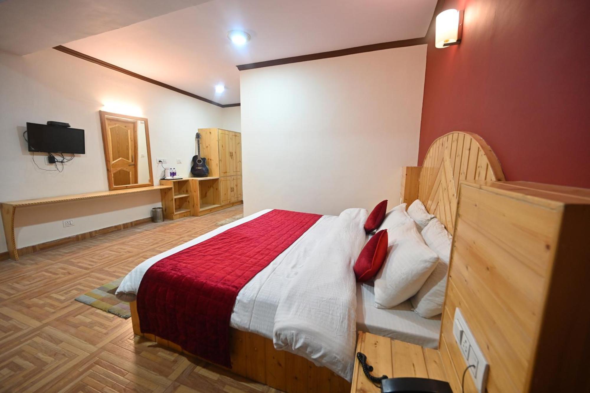 Krishana Cottage A Pure Veg !!!300 M From Hadimba Temple!!!Balcony Rooms!!!Veg Restaurant!!!Couple Friendly!!!Family Cottage!!! Manāli Zewnętrze zdjęcie