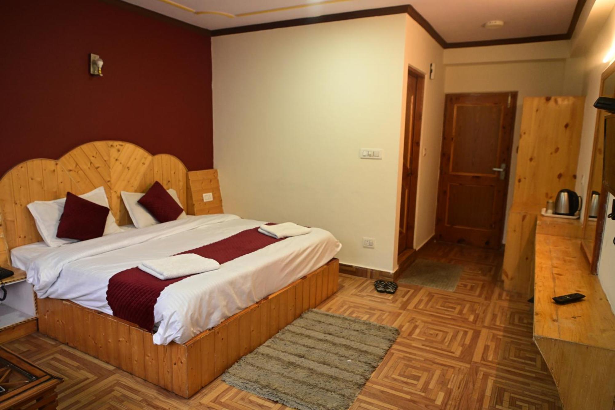 Krishana Cottage A Pure Veg !!!300 M From Hadimba Temple!!!Balcony Rooms!!!Veg Restaurant!!!Couple Friendly!!!Family Cottage!!! Manāli Zewnętrze zdjęcie
