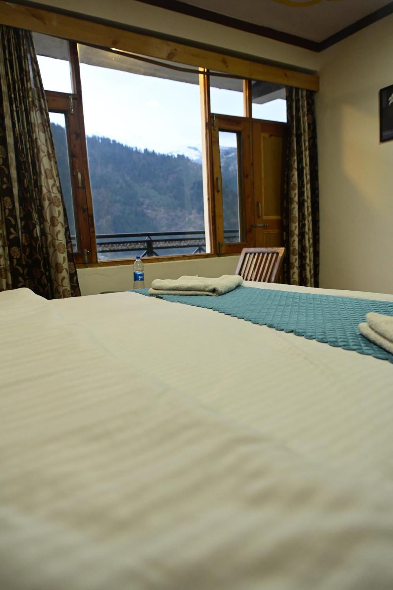 Krishana Cottage A Pure Veg !!!300 M From Hadimba Temple!!!Balcony Rooms!!!Veg Restaurant!!!Couple Friendly!!!Family Cottage!!! Manāli Zewnętrze zdjęcie