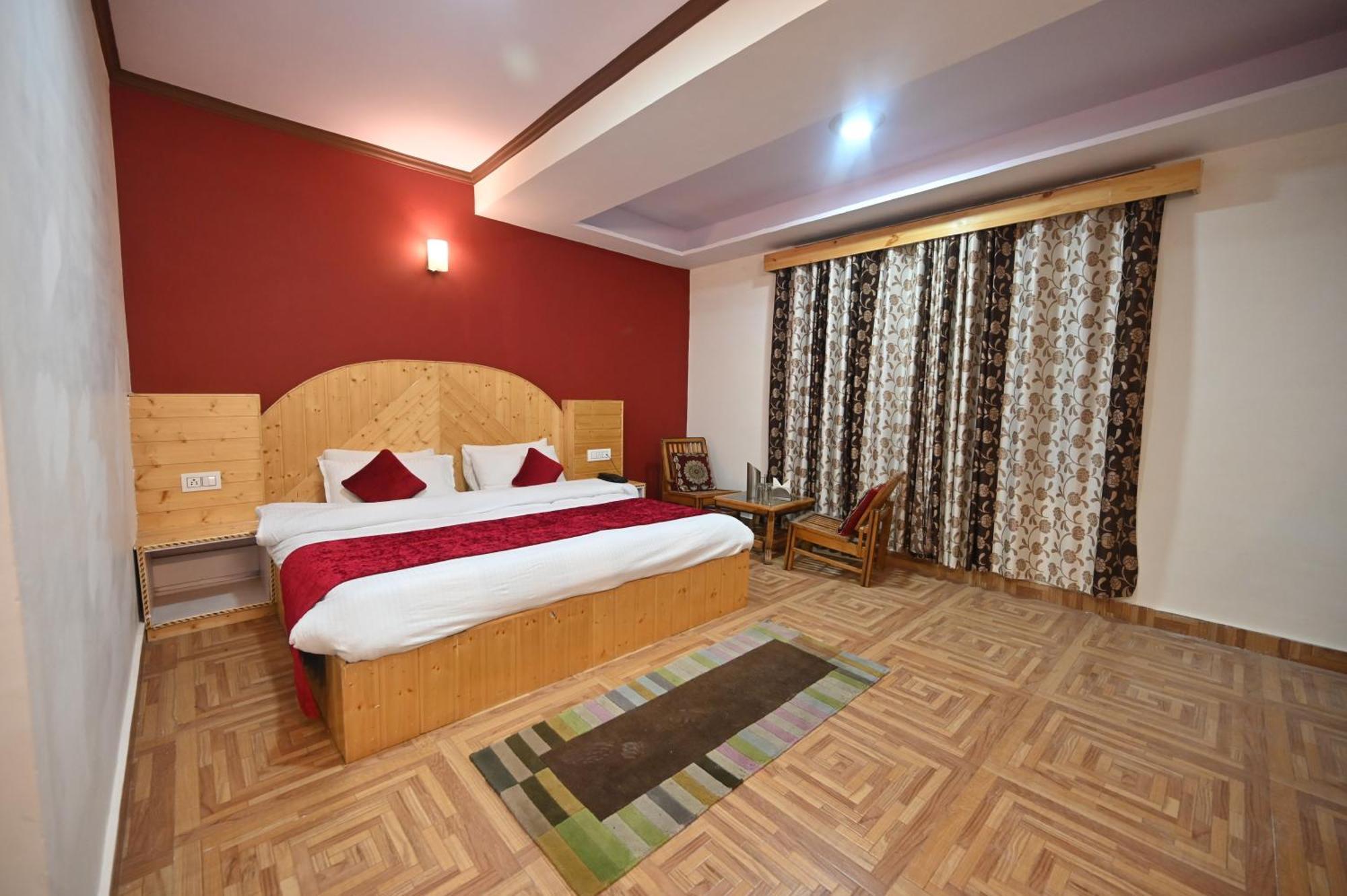 Krishana Cottage A Pure Veg !!!300 M From Hadimba Temple!!!Balcony Rooms!!!Veg Restaurant!!!Couple Friendly!!!Family Cottage!!! Manāli Zewnętrze zdjęcie