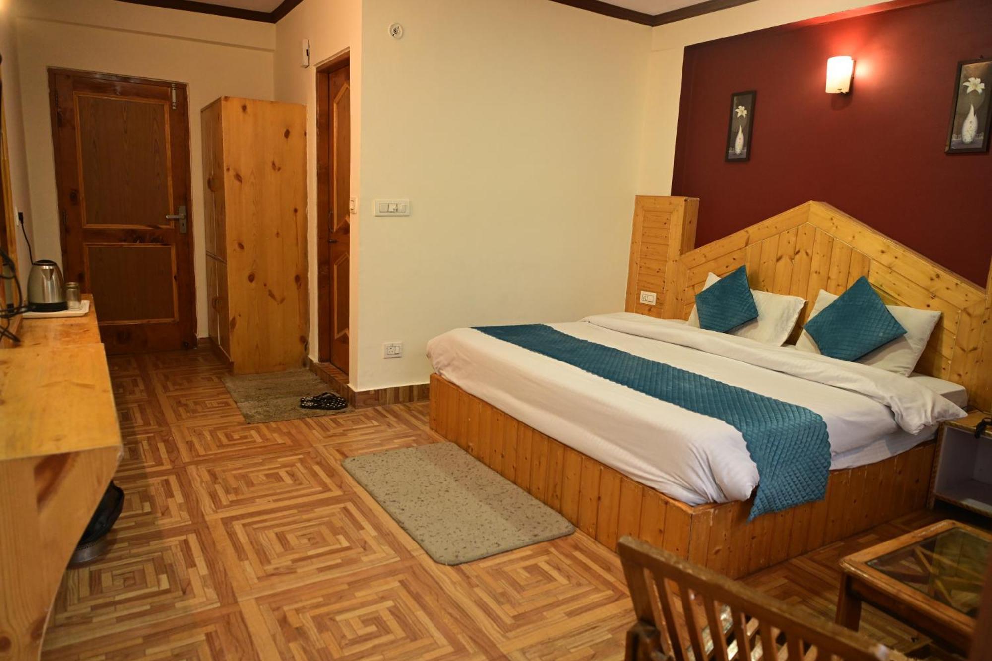 Krishana Cottage A Pure Veg !!!300 M From Hadimba Temple!!!Balcony Rooms!!!Veg Restaurant!!!Couple Friendly!!!Family Cottage!!! Manāli Zewnętrze zdjęcie