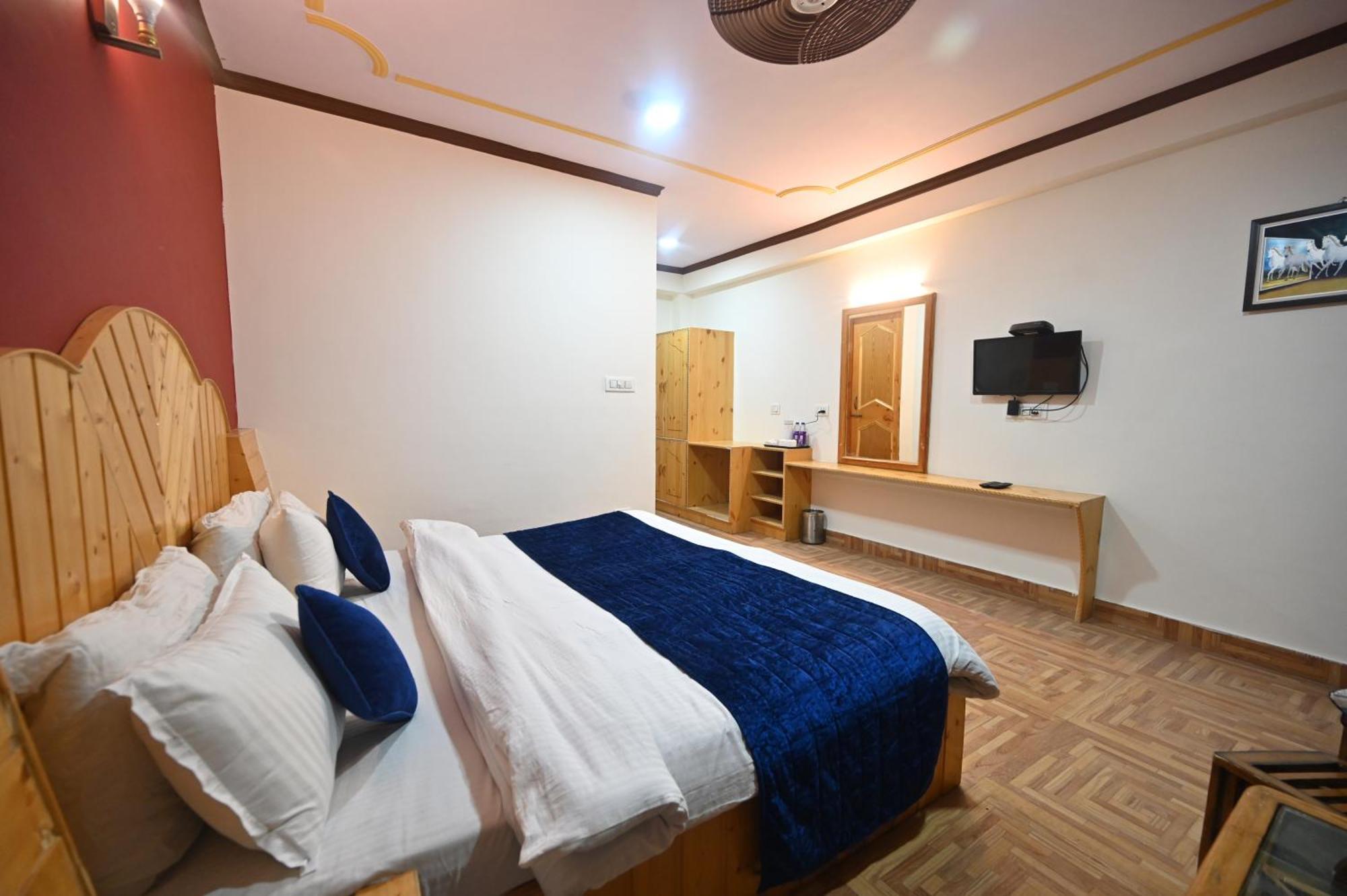 Krishana Cottage A Pure Veg !!!300 M From Hadimba Temple!!!Balcony Rooms!!!Veg Restaurant!!!Couple Friendly!!!Family Cottage!!! Manāli Zewnętrze zdjęcie