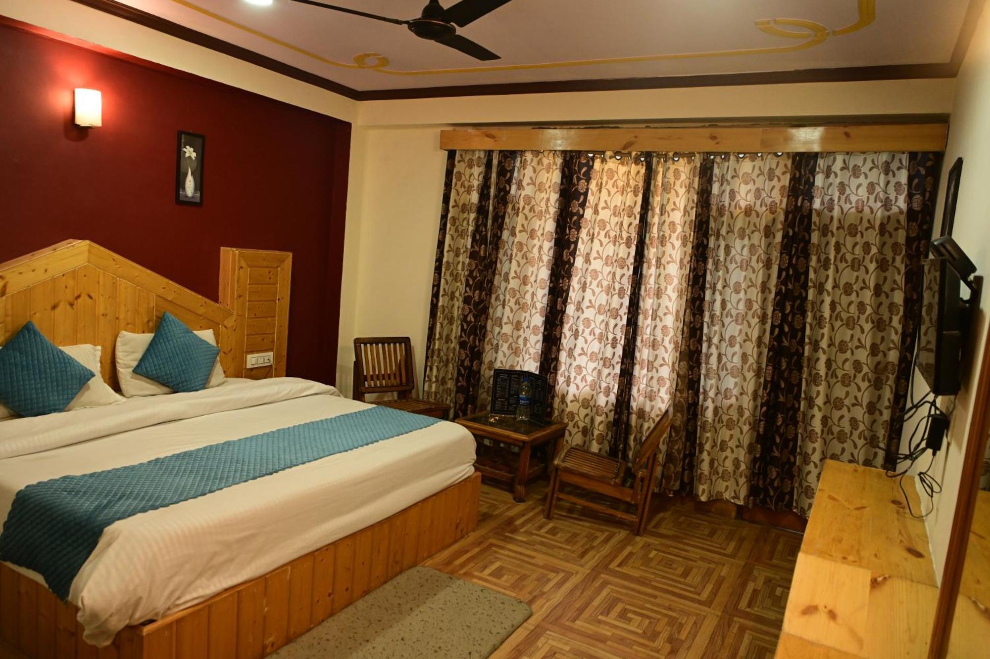 Krishana Cottage A Pure Veg !!!300 M From Hadimba Temple!!!Balcony Rooms!!!Veg Restaurant!!!Couple Friendly!!!Family Cottage!!! Manāli Zewnętrze zdjęcie