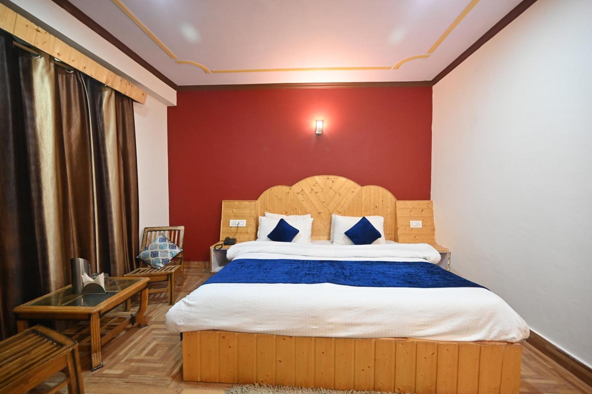 Krishana Cottage A Pure Veg !!!300 M From Hadimba Temple!!!Balcony Rooms!!!Veg Restaurant!!!Couple Friendly!!!Family Cottage!!! Manāli Zewnętrze zdjęcie