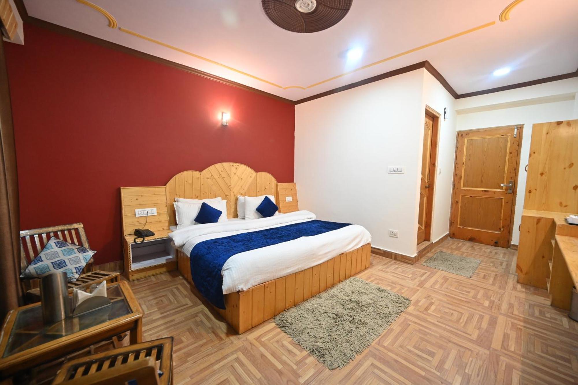 Krishana Cottage A Pure Veg !!!300 M From Hadimba Temple!!!Balcony Rooms!!!Veg Restaurant!!!Couple Friendly!!!Family Cottage!!! Manāli Zewnętrze zdjęcie