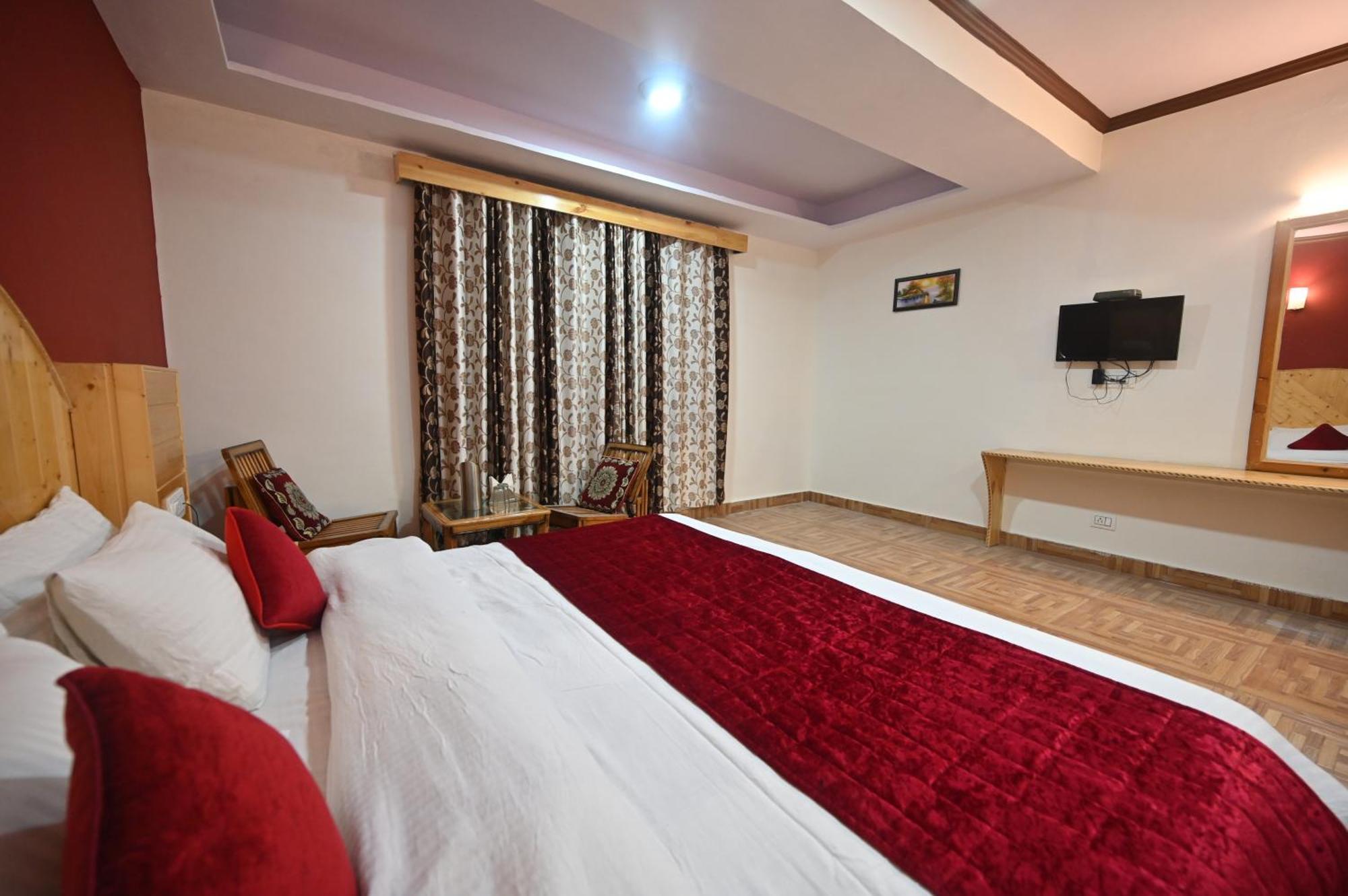 Krishana Cottage A Pure Veg !!!300 M From Hadimba Temple!!!Balcony Rooms!!!Veg Restaurant!!!Couple Friendly!!!Family Cottage!!! Manāli Zewnętrze zdjęcie