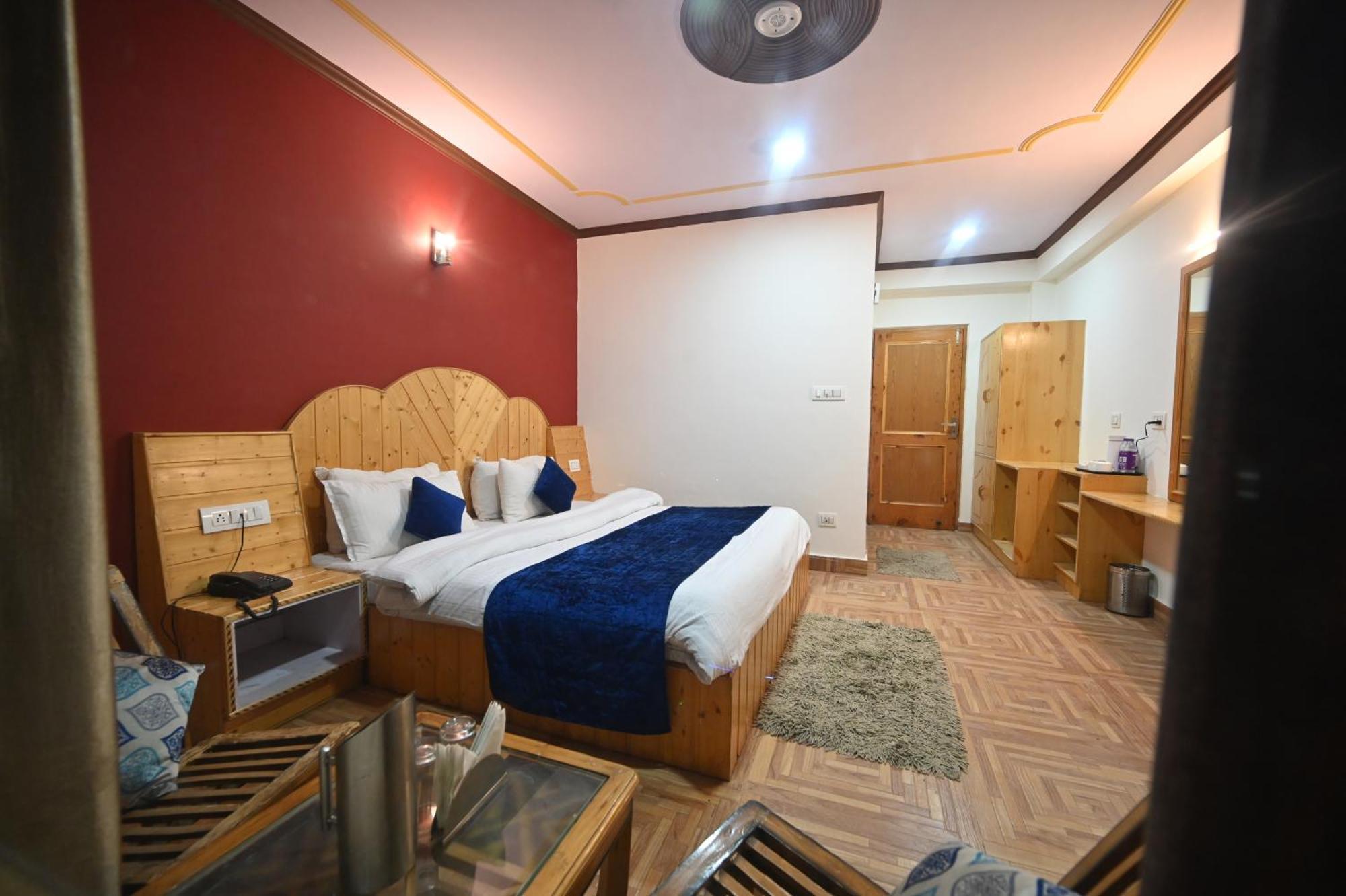 Krishana Cottage A Pure Veg !!!300 M From Hadimba Temple!!!Balcony Rooms!!!Veg Restaurant!!!Couple Friendly!!!Family Cottage!!! Manāli Zewnętrze zdjęcie