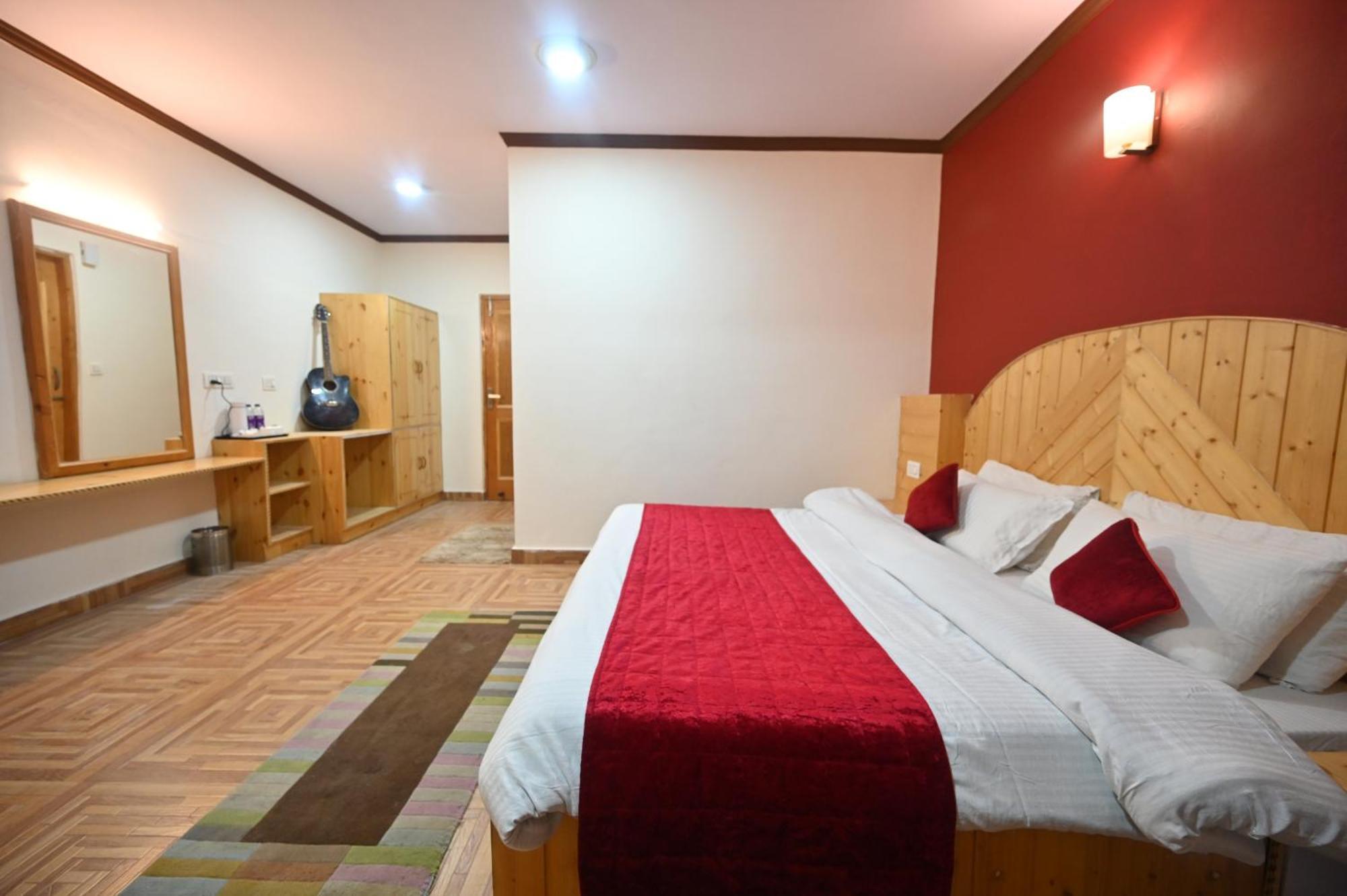 Krishana Cottage A Pure Veg !!!300 M From Hadimba Temple!!!Balcony Rooms!!!Veg Restaurant!!!Couple Friendly!!!Family Cottage!!! Manāli Zewnętrze zdjęcie