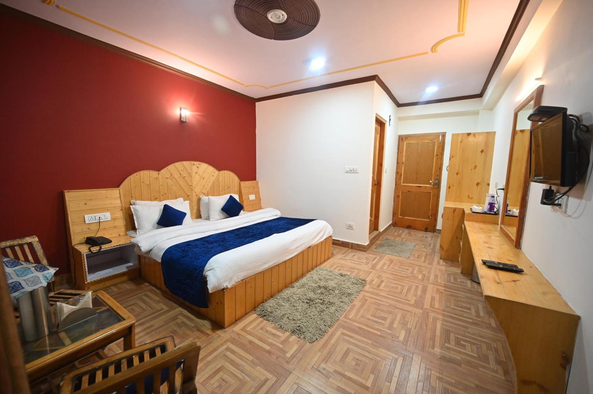 Krishana Cottage A Pure Veg !!!300 M From Hadimba Temple!!!Balcony Rooms!!!Veg Restaurant!!!Couple Friendly!!!Family Cottage!!! Manāli Zewnętrze zdjęcie