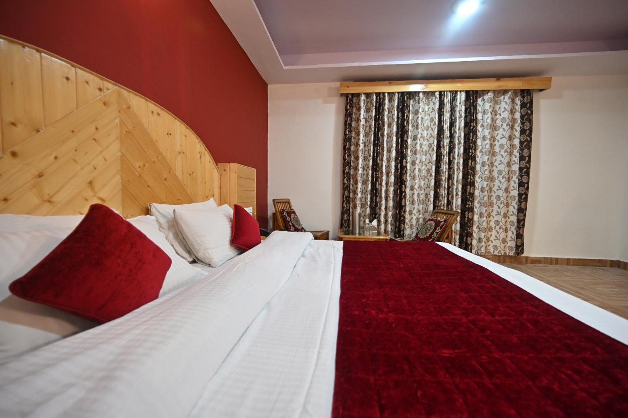 Krishana Cottage A Pure Veg !!!300 M From Hadimba Temple!!!Balcony Rooms!!!Veg Restaurant!!!Couple Friendly!!!Family Cottage!!! Manāli Zewnętrze zdjęcie