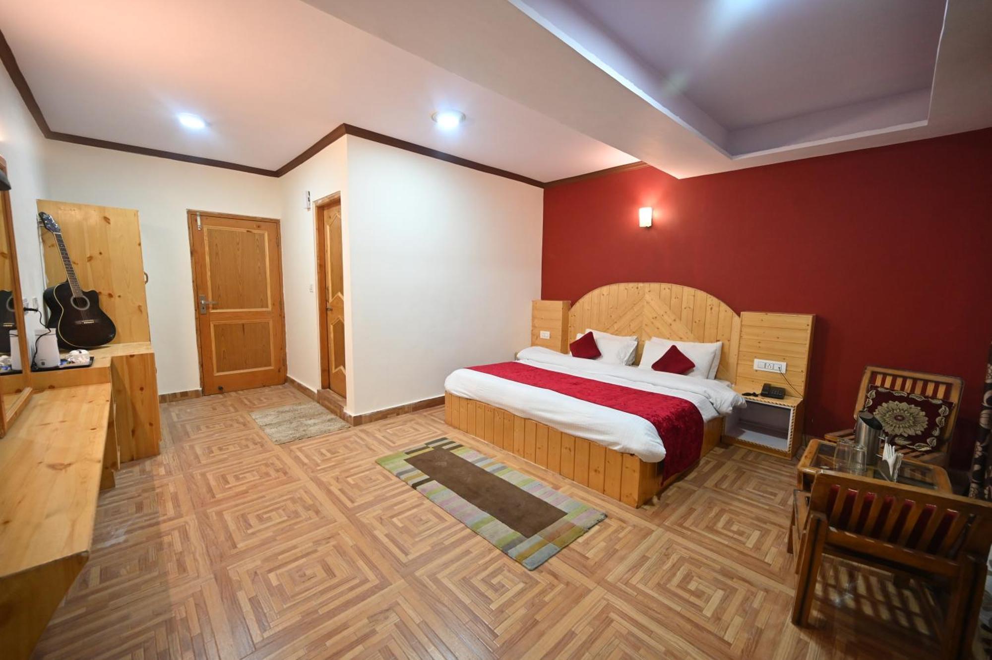 Krishana Cottage A Pure Veg !!!300 M From Hadimba Temple!!!Balcony Rooms!!!Veg Restaurant!!!Couple Friendly!!!Family Cottage!!! Manāli Zewnętrze zdjęcie