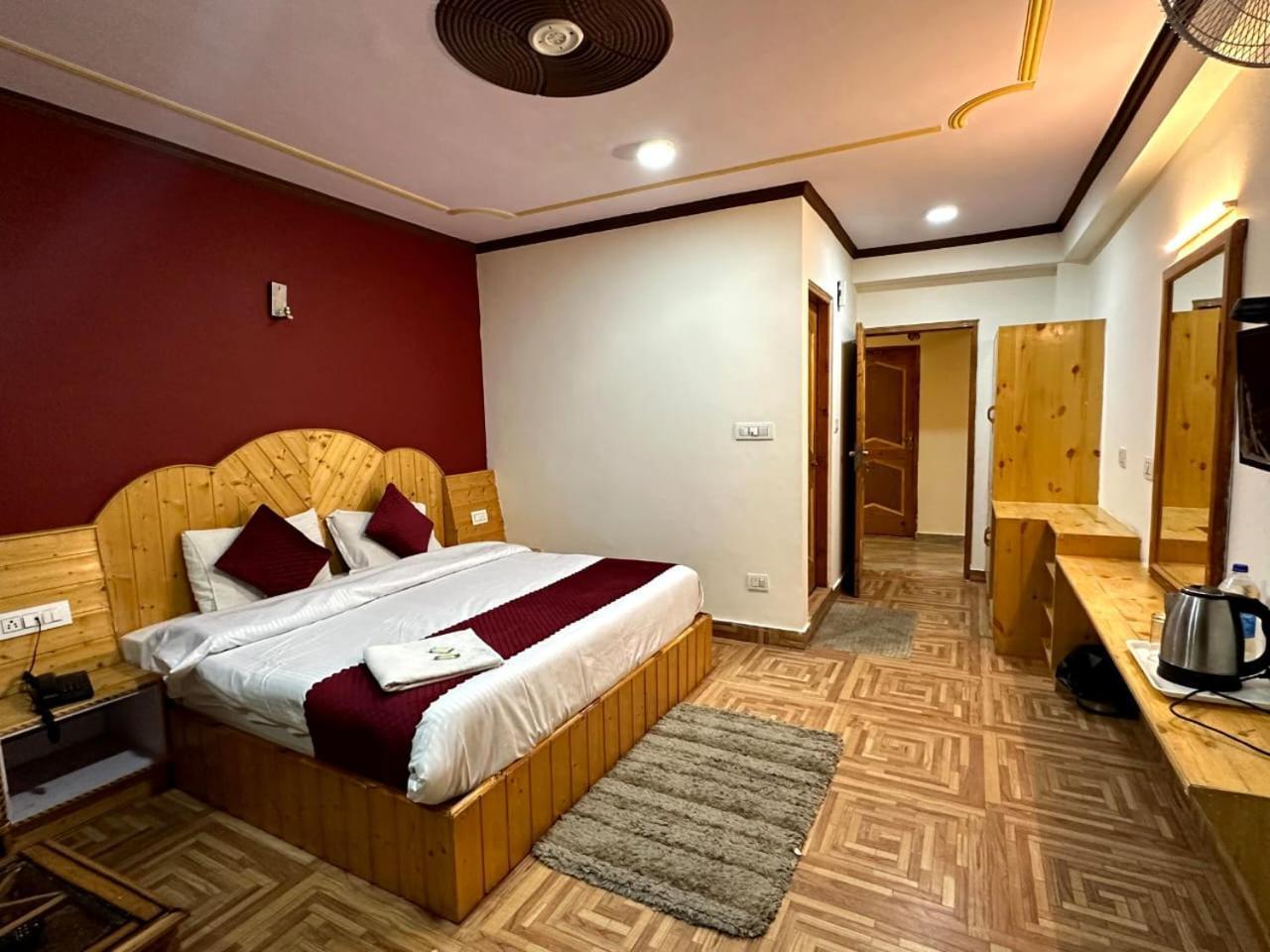 Krishana Cottage A Pure Veg !!!300 M From Hadimba Temple!!!Balcony Rooms!!!Veg Restaurant!!!Couple Friendly!!!Family Cottage!!! Manāli Pokój zdjęcie