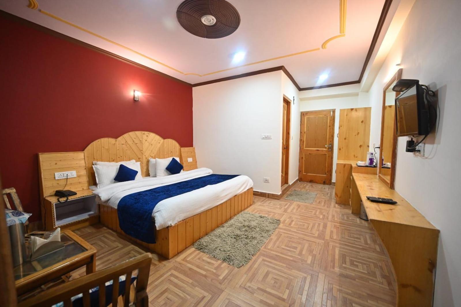 Krishana Cottage A Pure Veg !!!300 M From Hadimba Temple!!!Balcony Rooms!!!Veg Restaurant!!!Couple Friendly!!!Family Cottage!!! Manāli Pokój zdjęcie