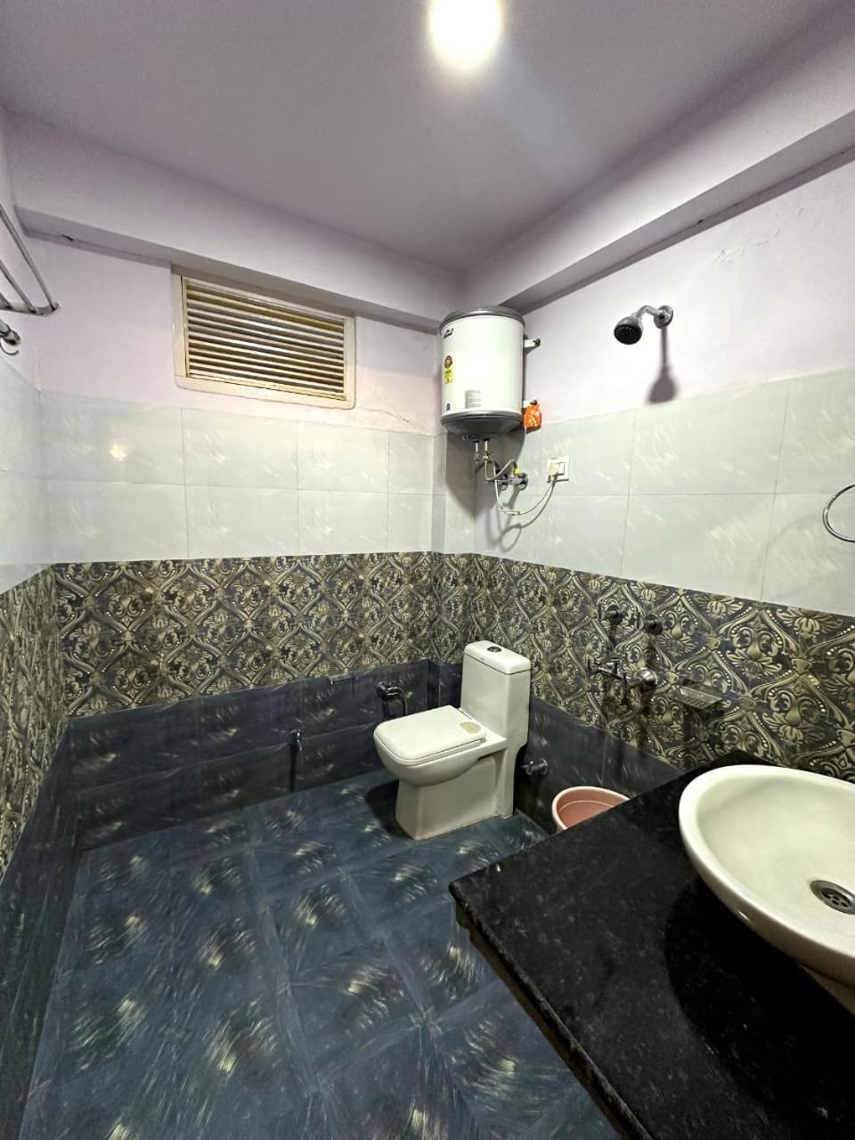 Krishana Cottage A Pure Veg !!!300 M From Hadimba Temple!!!Balcony Rooms!!!Veg Restaurant!!!Couple Friendly!!!Family Cottage!!! Manāli Zewnętrze zdjęcie