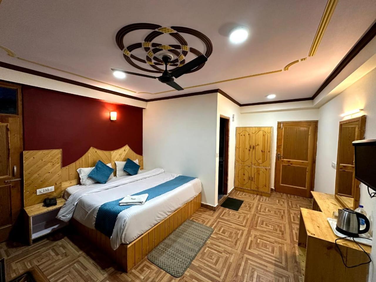 Krishana Cottage A Pure Veg !!!300 M From Hadimba Temple!!!Balcony Rooms!!!Veg Restaurant!!!Couple Friendly!!!Family Cottage!!! Manāli Zewnętrze zdjęcie