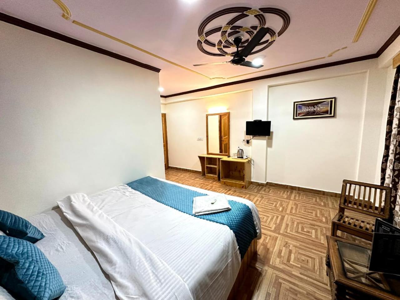 Krishana Cottage A Pure Veg !!!300 M From Hadimba Temple!!!Balcony Rooms!!!Veg Restaurant!!!Couple Friendly!!!Family Cottage!!! Manāli Zewnętrze zdjęcie