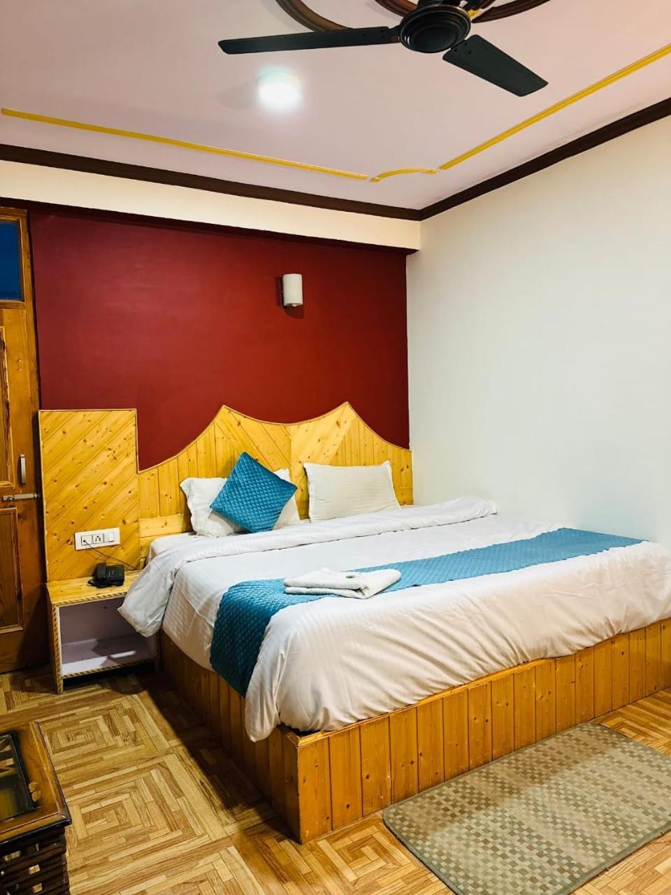 Krishana Cottage A Pure Veg !!!300 M From Hadimba Temple!!!Balcony Rooms!!!Veg Restaurant!!!Couple Friendly!!!Family Cottage!!! Manāli Zewnętrze zdjęcie