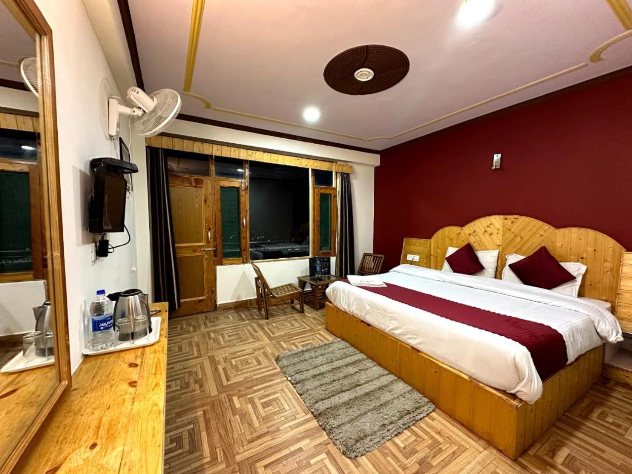 Krishana Cottage A Pure Veg !!!300 M From Hadimba Temple!!!Balcony Rooms!!!Veg Restaurant!!!Couple Friendly!!!Family Cottage!!! Manāli Zewnętrze zdjęcie